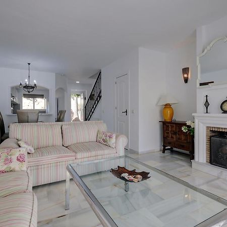 Quaint 2 Bedroom Townhouse With Pool Close To Sea! Benalmádena Exterior photo