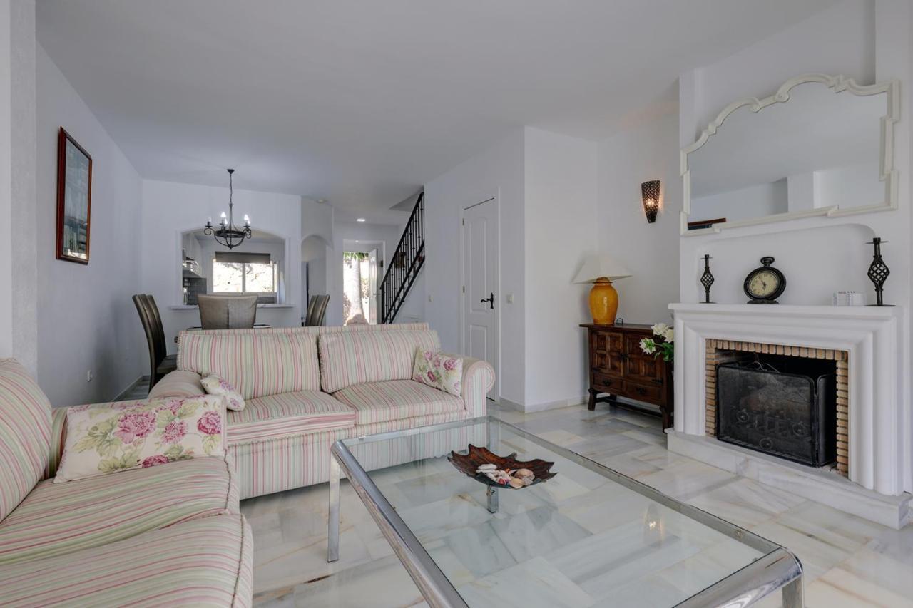 Quaint 2 Bedroom Townhouse With Pool Close To Sea! Benalmádena Exterior photo