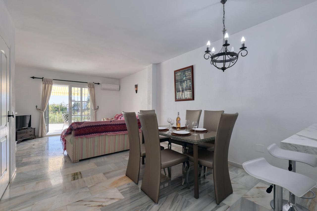 Quaint 2 Bedroom Townhouse With Pool Close To Sea! Benalmádena Exterior photo