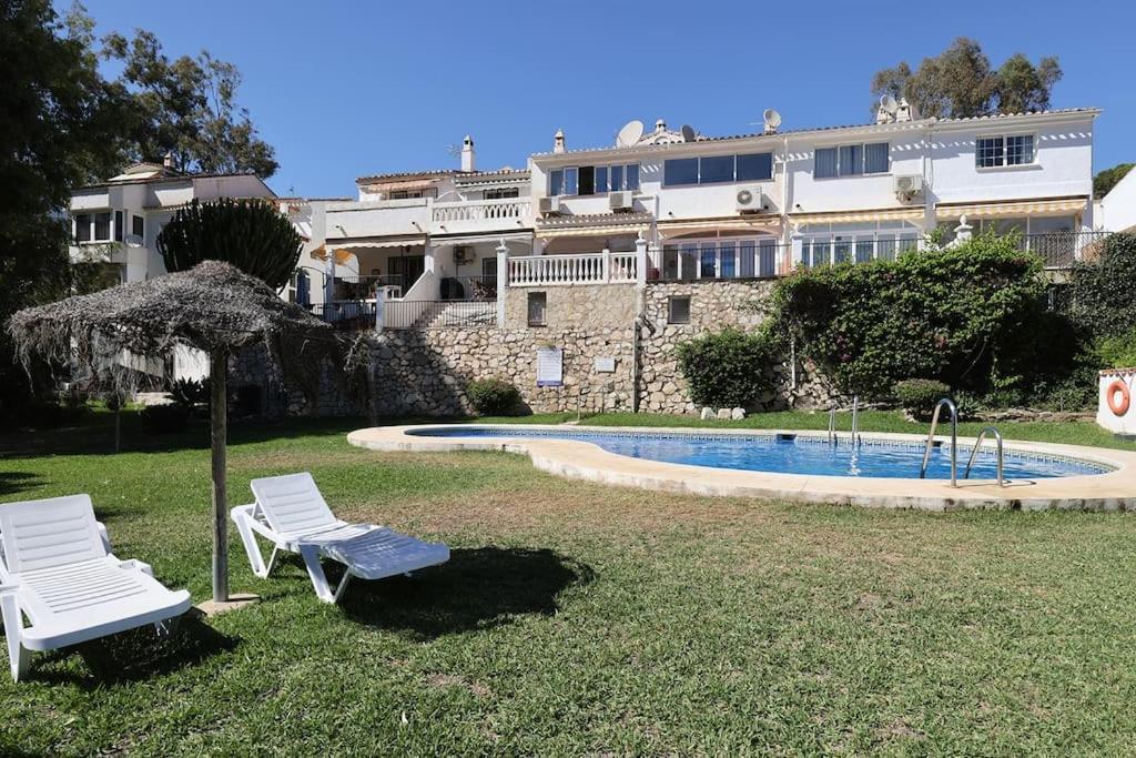 Quaint 2 Bedroom Townhouse With Pool Close To Sea! Benalmádena Exterior photo