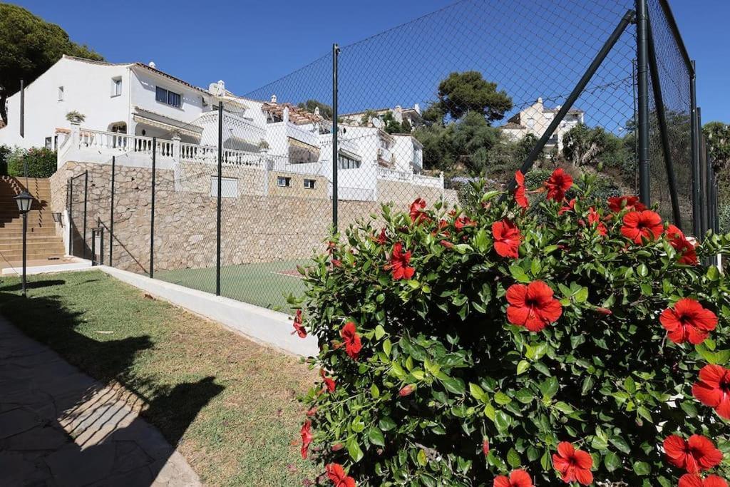 Quaint 2 Bedroom Townhouse With Pool Close To Sea! Benalmádena Exterior photo