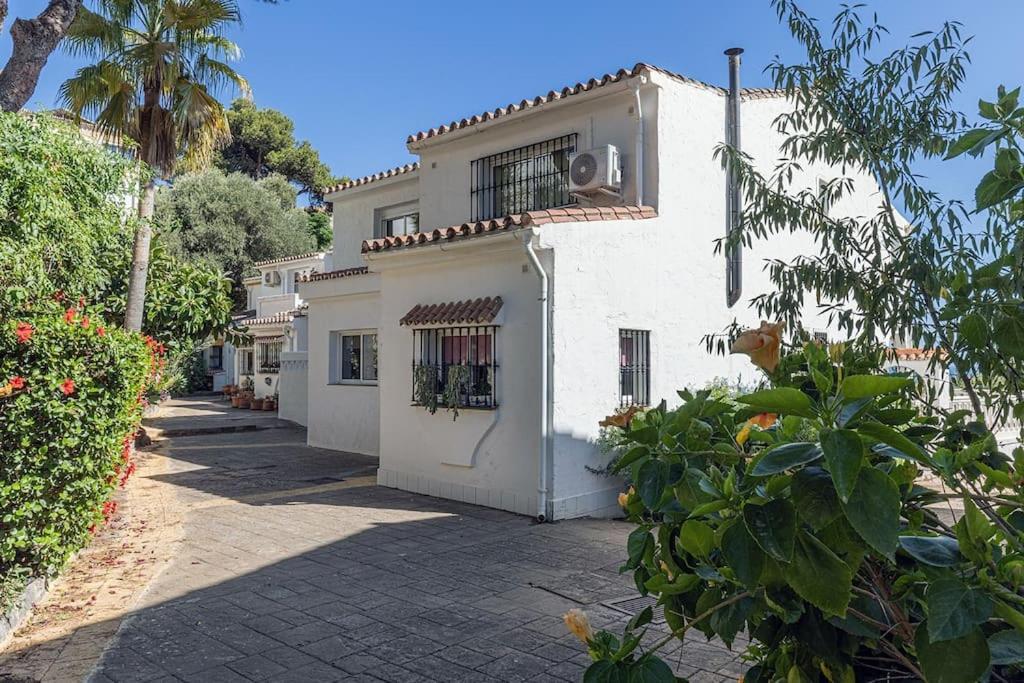 Quaint 2 Bedroom Townhouse With Pool Close To Sea! Benalmádena Exterior photo