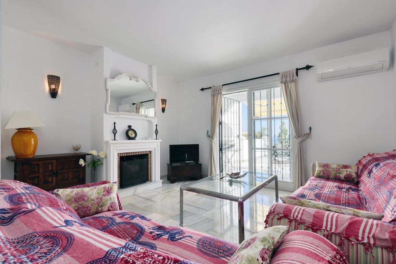 Quaint 2 Bedroom Townhouse With Pool Close To Sea! Benalmádena Exterior photo